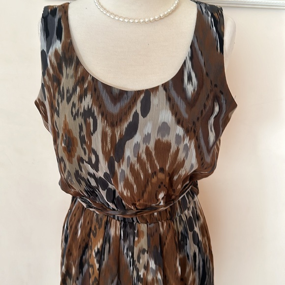 Addressing woman lined sleeveless dress. - Picture 2 of 8